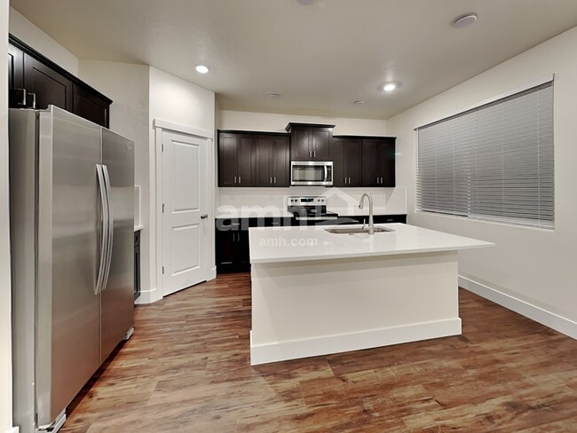 Photo - 752 S Rocker Ave