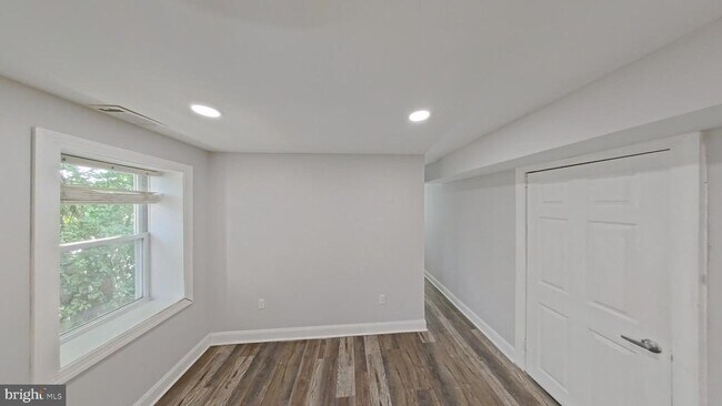 Photo - 610 E 9th St