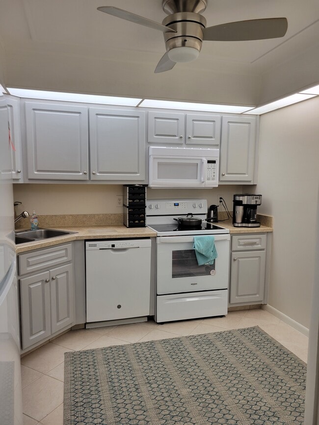 Kitchen - 4200 Belair Ln Unit 111