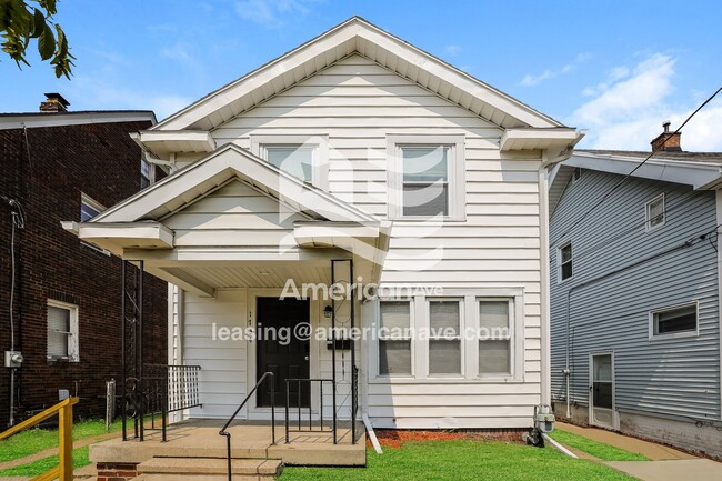 Building Photo - 1734 Brussels St