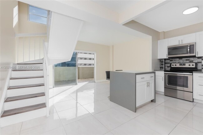 Building Photo - 300 NW 42nd Ave Unit 411