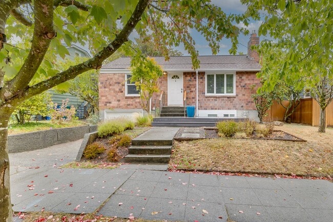Building Photo - Charming 4 Bed, 2.5 Bath Brick Bungalow in...