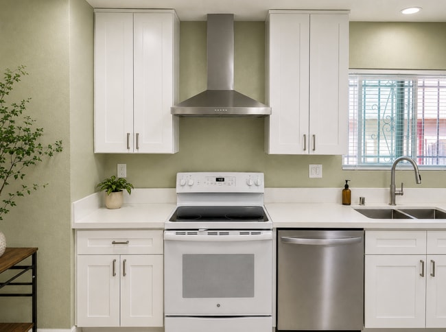 Building Photo - 4425 Kansas St Unit 3