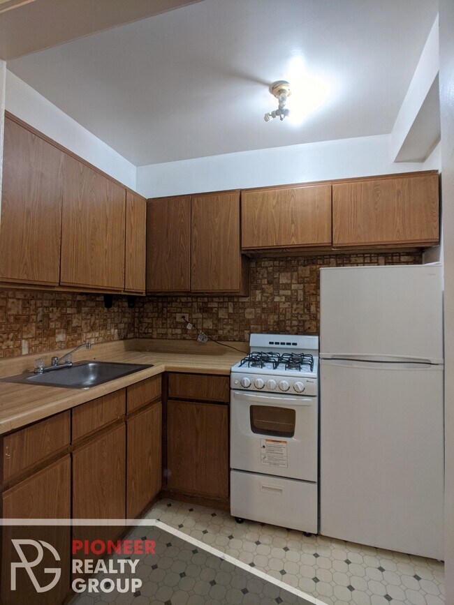 Photo - 739 W Belmont Ave