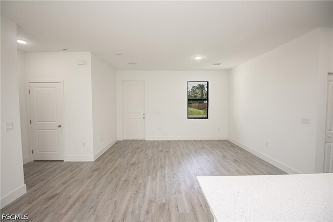 Photo - 1150 Darling St E