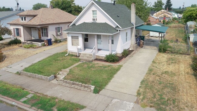 Building Photo - Cute Craftsman home on locate on Spokane'...