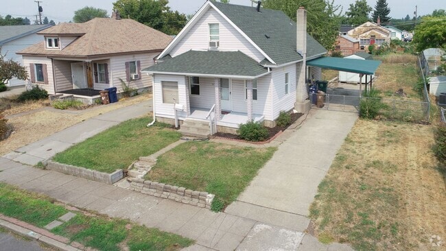 Building Photo - Cute older Craftsman home on locate on Spo...