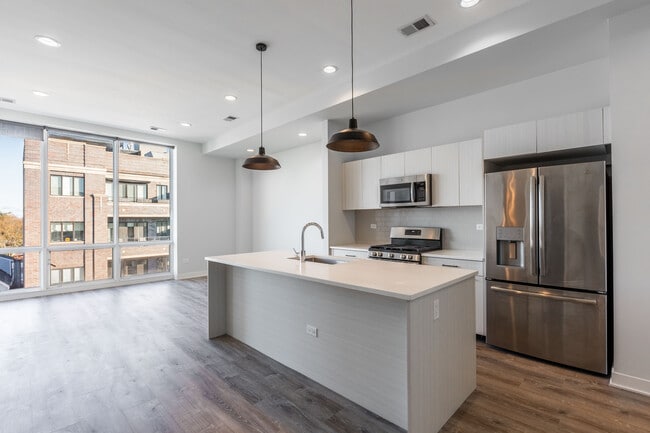 Building Photo - 2250 W Lawrence Ave Unit 02