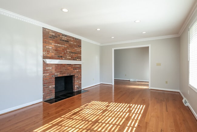 Photo - 303 Sherborne Dr