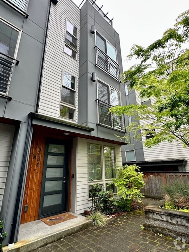 Building Photo - 3 Bedroom Queen Anne Townhouse w/rooftop deck