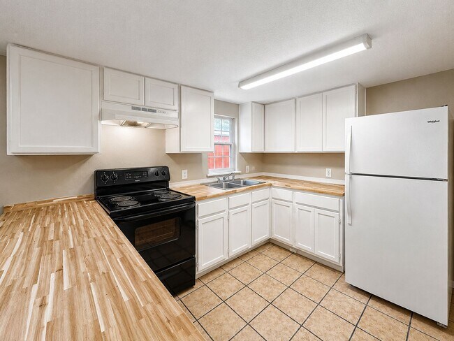 Photo - Newly Remodeled • Water Included • Pet Friendly Unidad 333 Newport Rd.