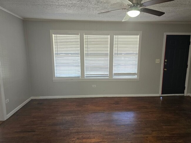 Photo - 305 N 5th St