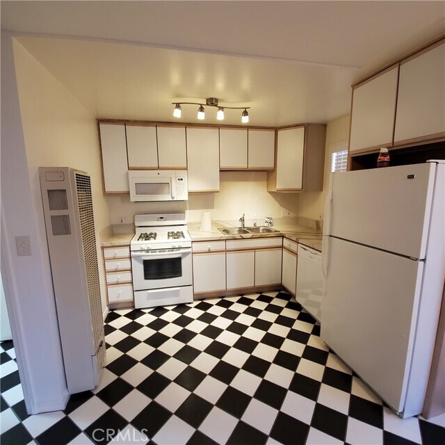 41 La Verne Ave Townhome Townhome Rental in Long Beach CA