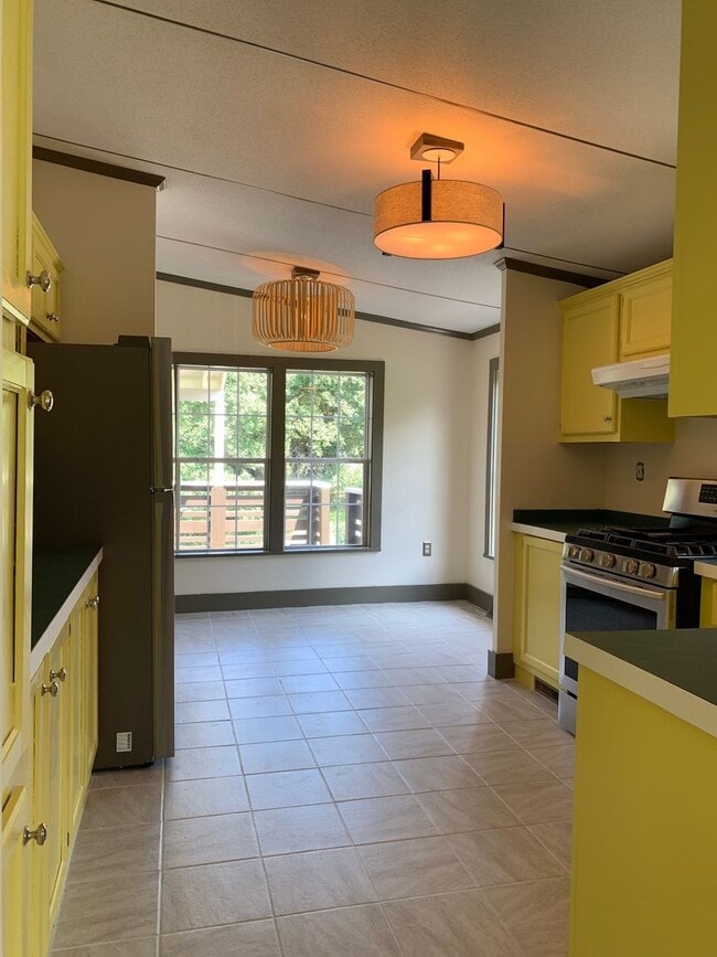 Building Photo - Beautiful Renovated House on Private Count...