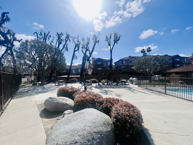 Área de picnic y juegos para barbacoas en Grande Vista Apartments. - Grande Vista Apartments
