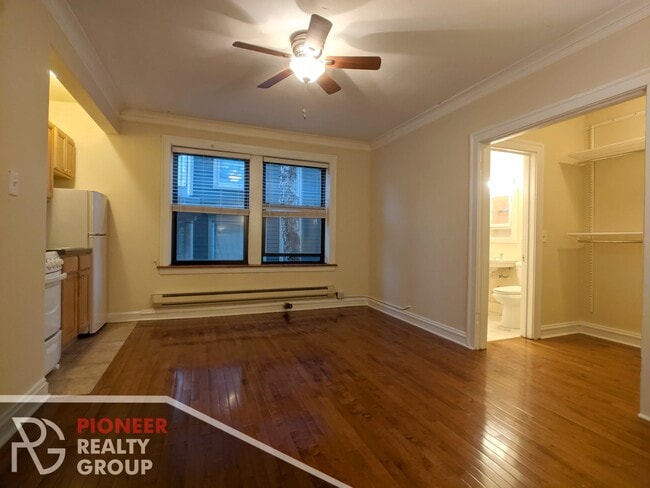 Building Photo - 4542 N Damen Ave Rental