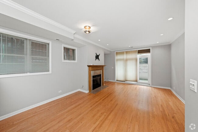Building Photo - 540 W Oakdale Ave Unit g Rental