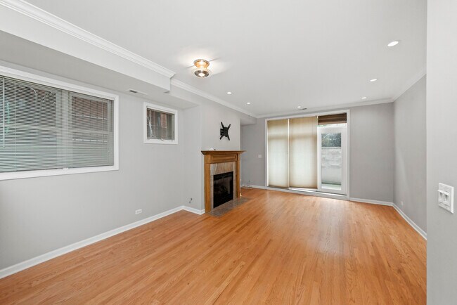 Building Photo - 540 W Oakdale Ave Unit g Rental