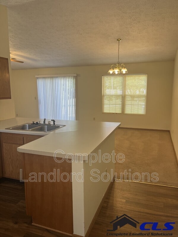 Photo - 550 College Ave