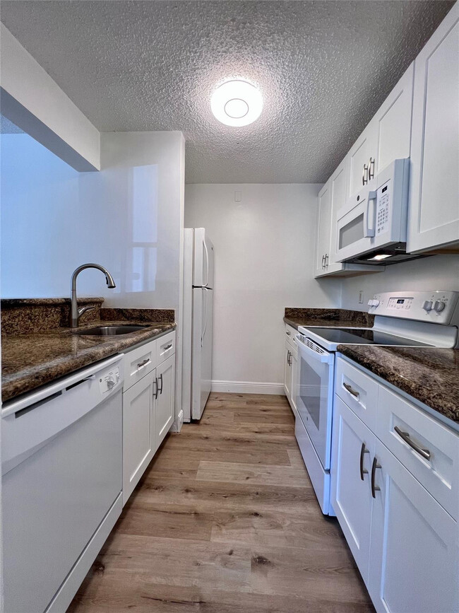 Building Photo - 1013 Meadows Cir Unit 1013