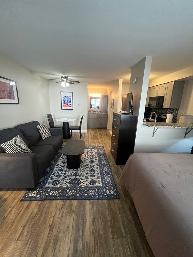 Building Photo - Apex 980 Unit 23