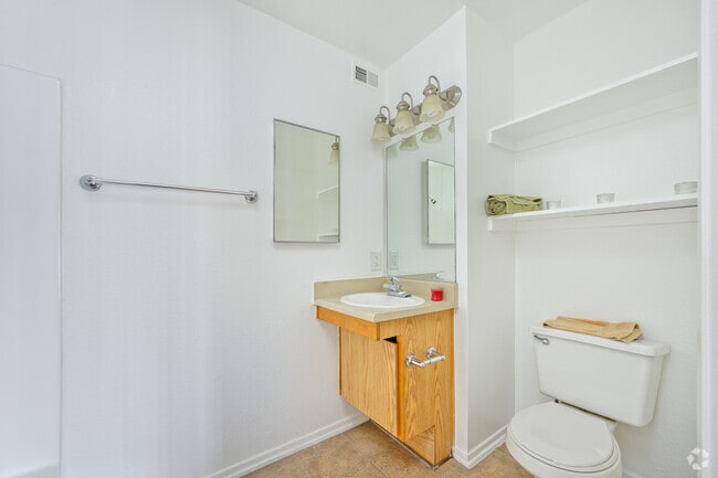2BR, 2BA - 964SF - Primary Bathroom