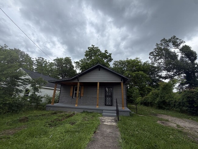 Building Photo - Spacious 4-Bedroom, 2-Bath House – Unfurnished