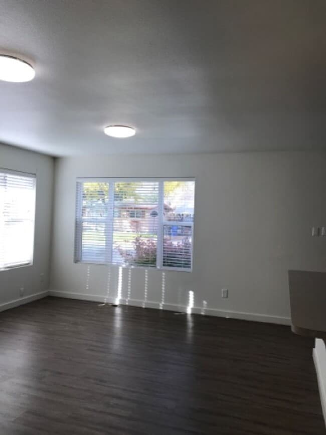 Photo - 584 Monroe St