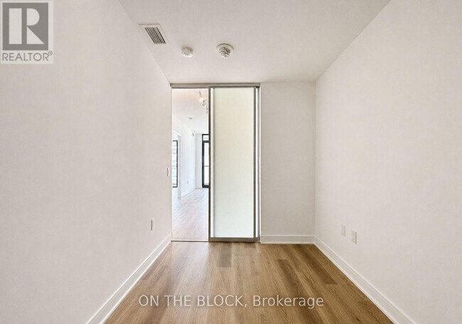 Photo - 86 Dundas St E Unit 618