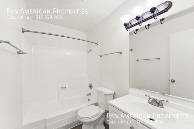 Building Photo - 863 S Mollison Ave Unit #27