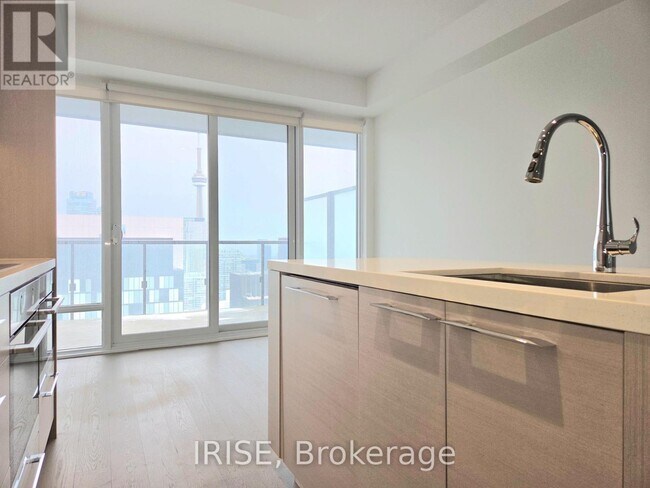 Photo - 488 University Ave Unité 3709