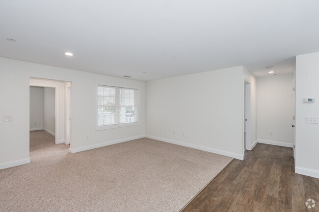2BR, 2BA - 977SF - Living Room