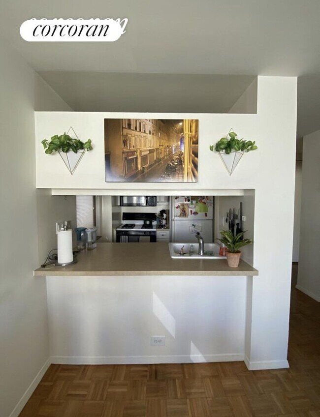 Photo - 350 W 50th St