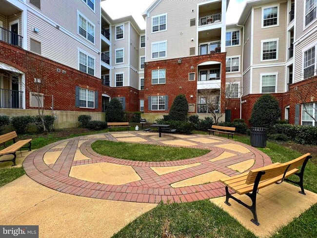 Building Photo - 4852 Eisenhower Ave Unit 437