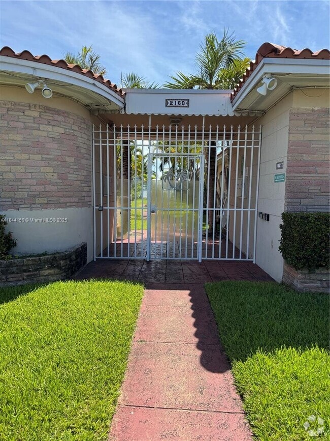 Building Photo - 2160 Bay Dr Unit 1-1 Rental