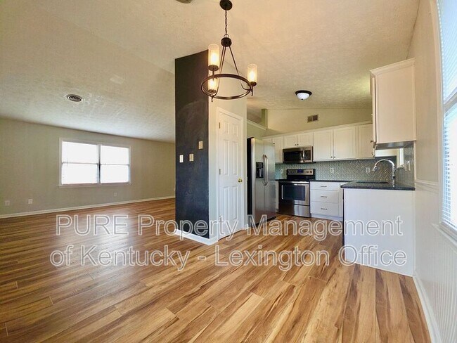 Photo - 305 Williamsburg Dr