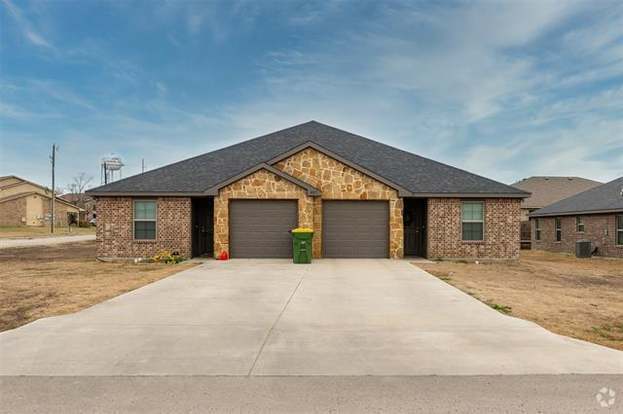Building Photo - 407 W Criner St Rental