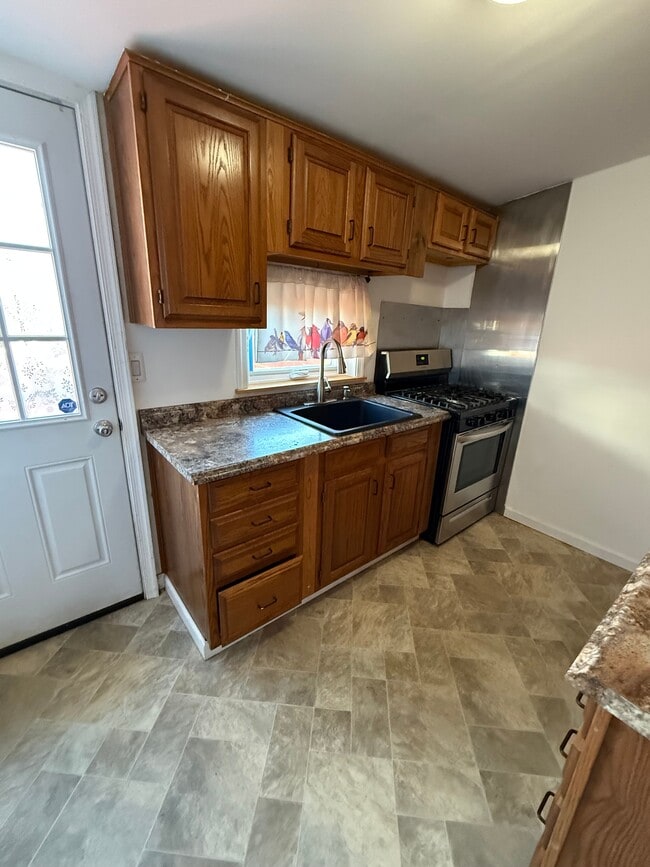 Photo - 3661 Jasper St