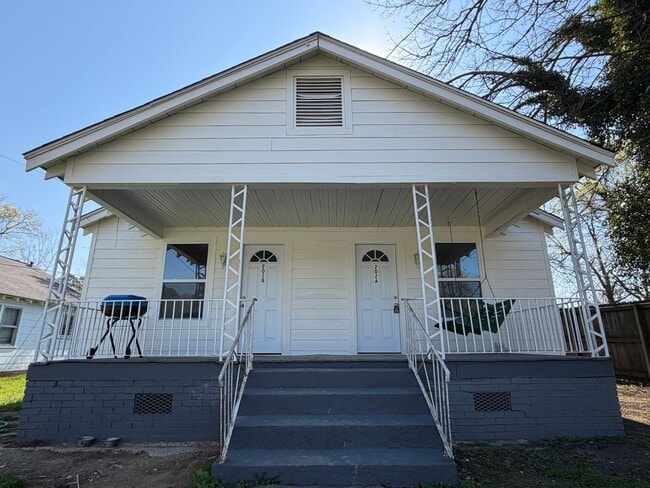 Building Photo - 202 Woodward St NE Unit Apt A