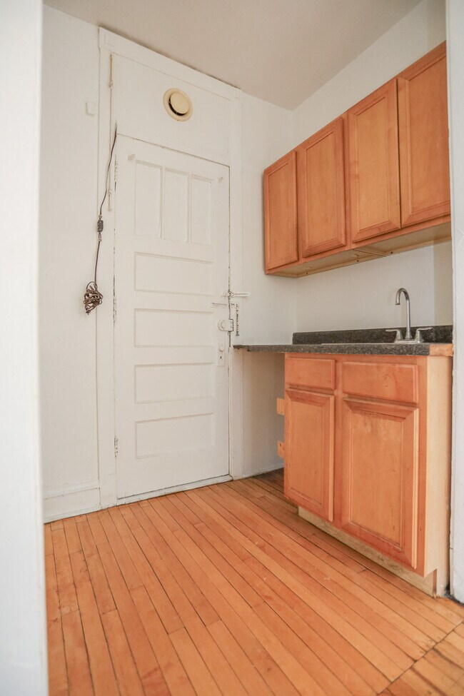 1365 W Greenleaf Ave Unit 1D