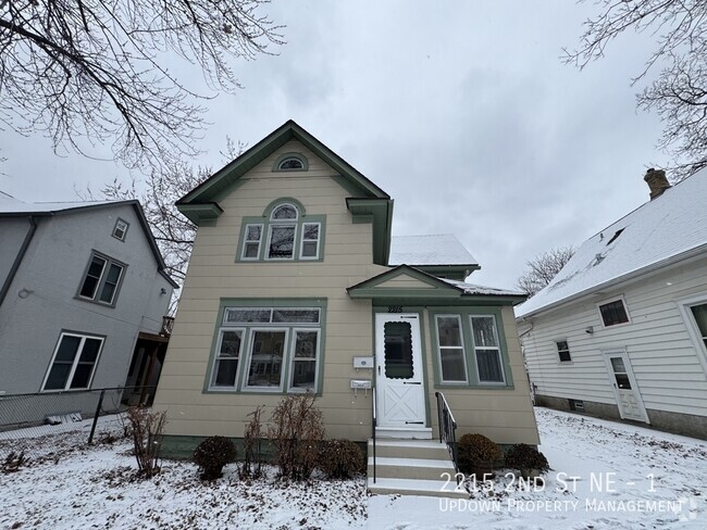 Building Photo - 2215 NE 2nd St Unit 1 Rental