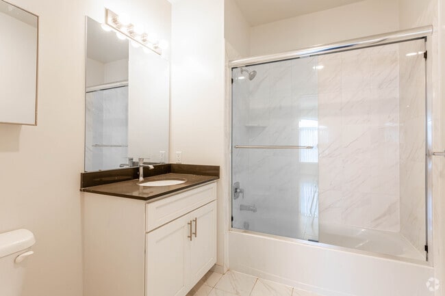 2BR, 3BA w/Study - 1,864SF - Bathroom