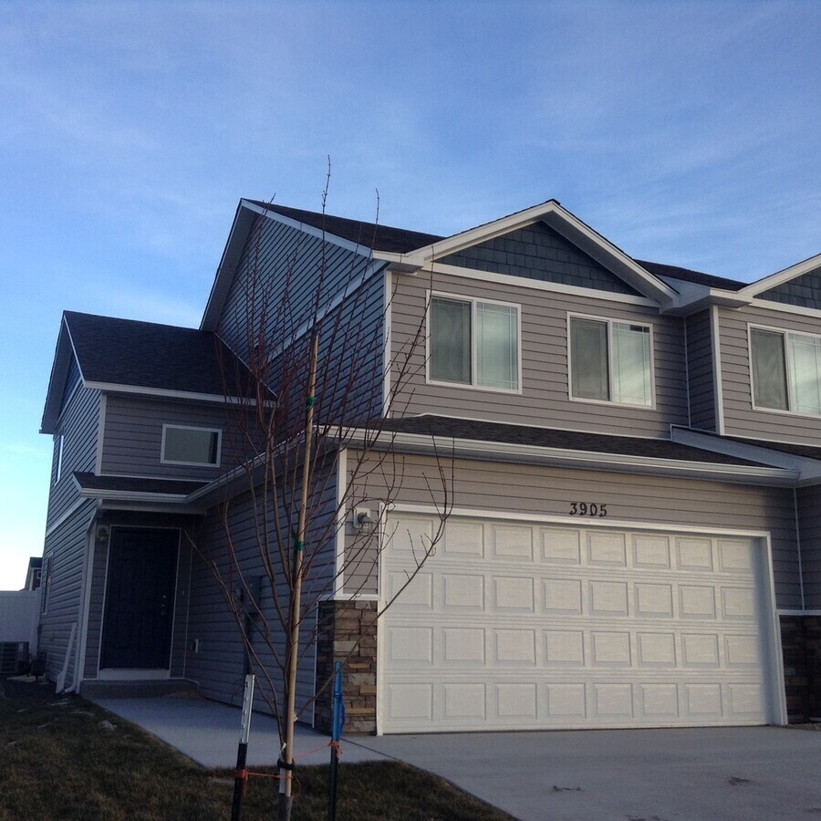 3 BEDROOM 2.5 BATHROOM TWINHOME WITH 2 CAR ATTACHED GARAGE - 3 BEDROOM 2.5 BATHROOM TWINHOME WITH 2 CAR ATTACHED GARAGE