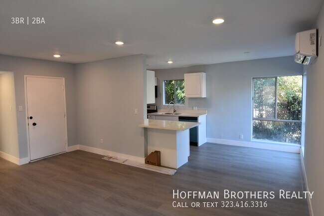 Photo - 2051 S Corning St Unidad 1