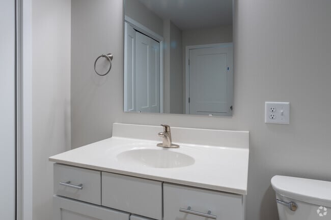 2BR, 1BA, 986sf - Pine Point