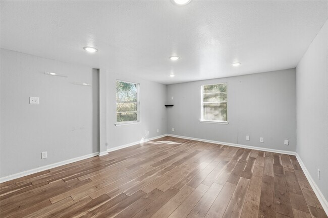 Photo - 6526 Linden St