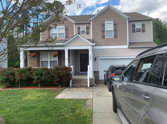 Building Photo - 1207 Summerfield Ln E