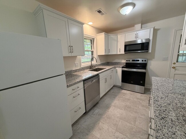 Building Photo - 3 Bedroom Home with Carport in Blacksburg