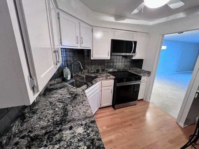 Photo - 6033 N Sheridan Rd