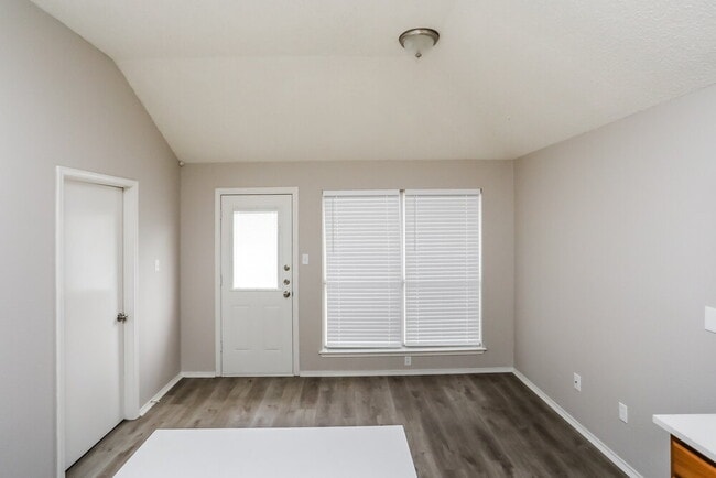 Photo - 2508 Helen Ln